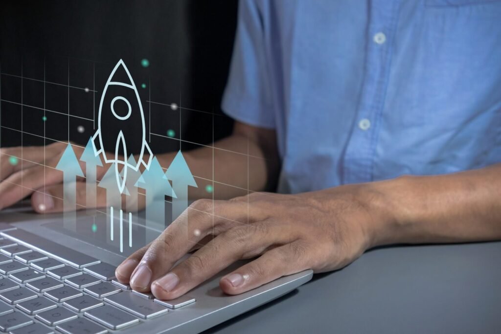 man-working-laptop-with-virtual-screen-rocket-arrow-up-business-development-startup (1) (1) saas logiciel en action
