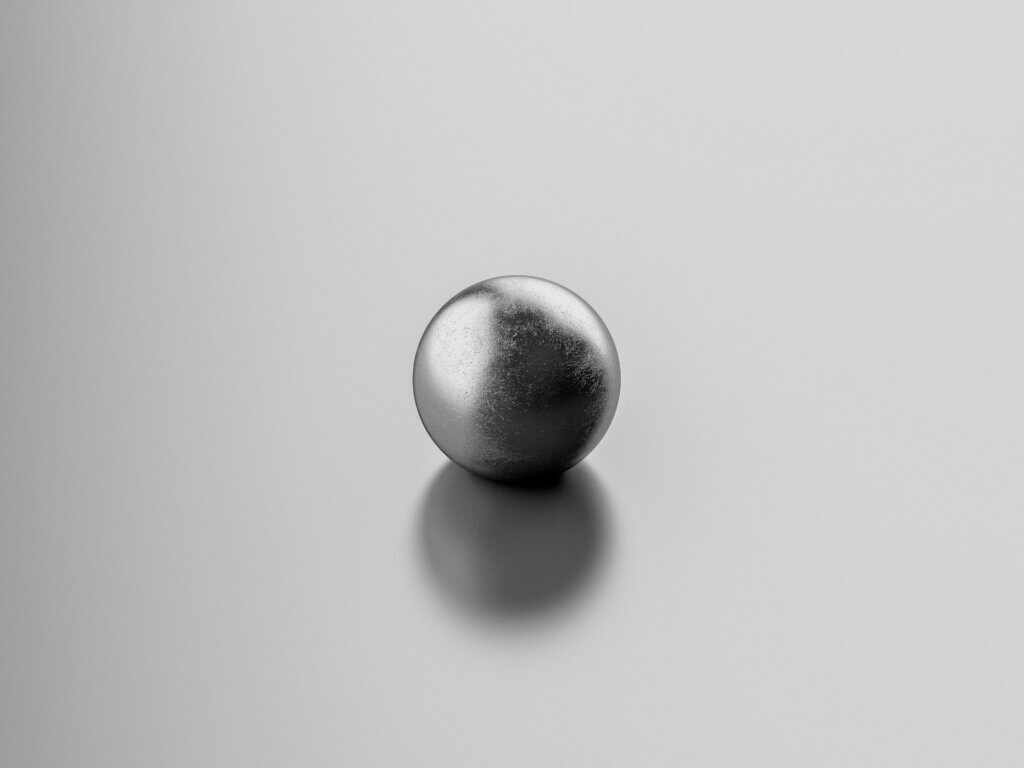 une boule de metal qui image le jeu plinko