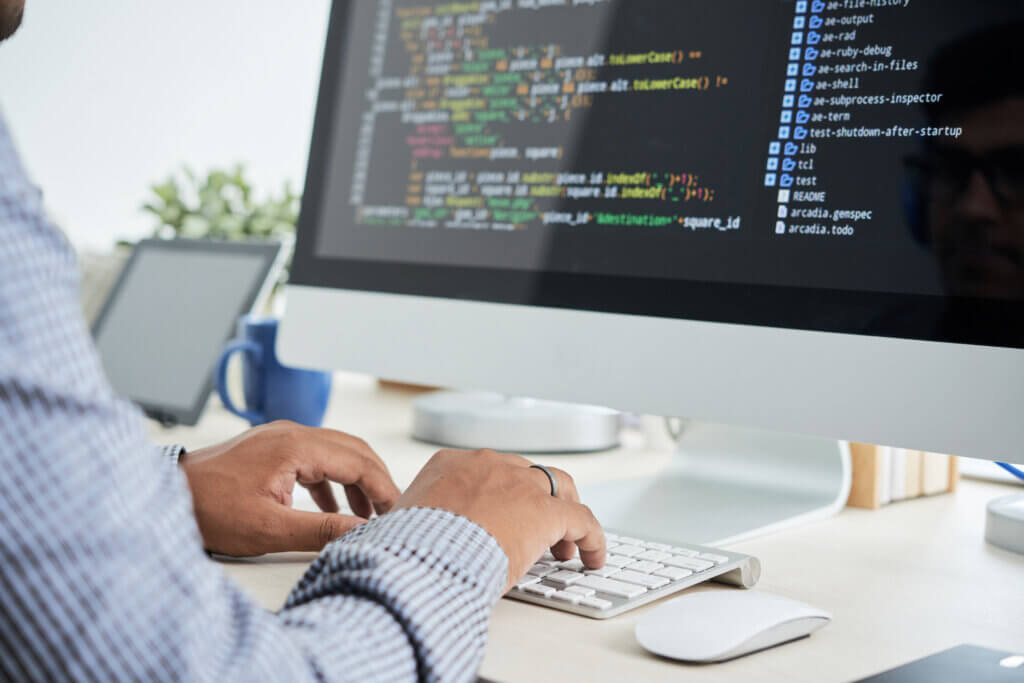 un homme qui travaille sur un ordinateur pour externaliser un projet web